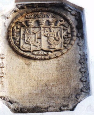 a nyugati kapu f�l�tti Rh�dey- �s Wessel�nyi c�mer