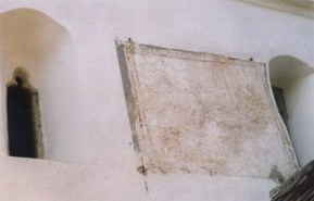 Gótikus és románkori ablak a déli bejárat fölött .A falkép egy gótikus hálóboltozat tervrajzaként szolgált .